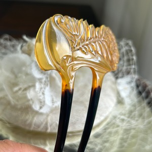 アンティーク　飴甲に優雅な花のカービングかんざし