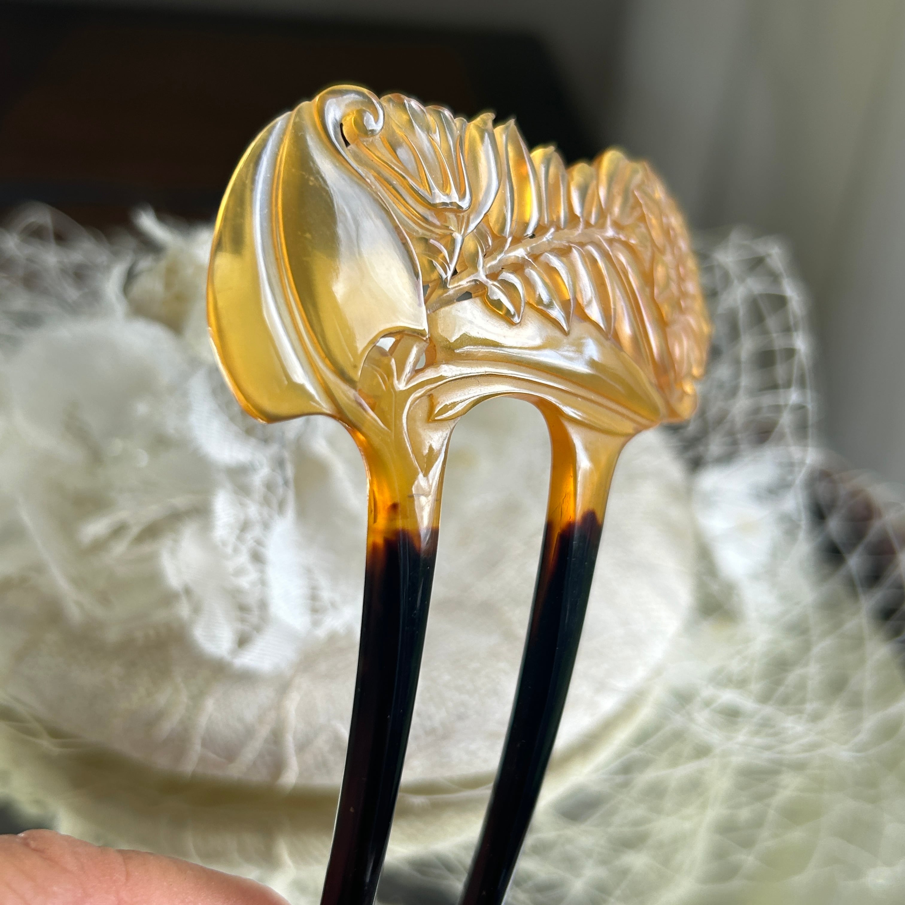 アンティーク　飴甲に優雅な花のカービングかんざし