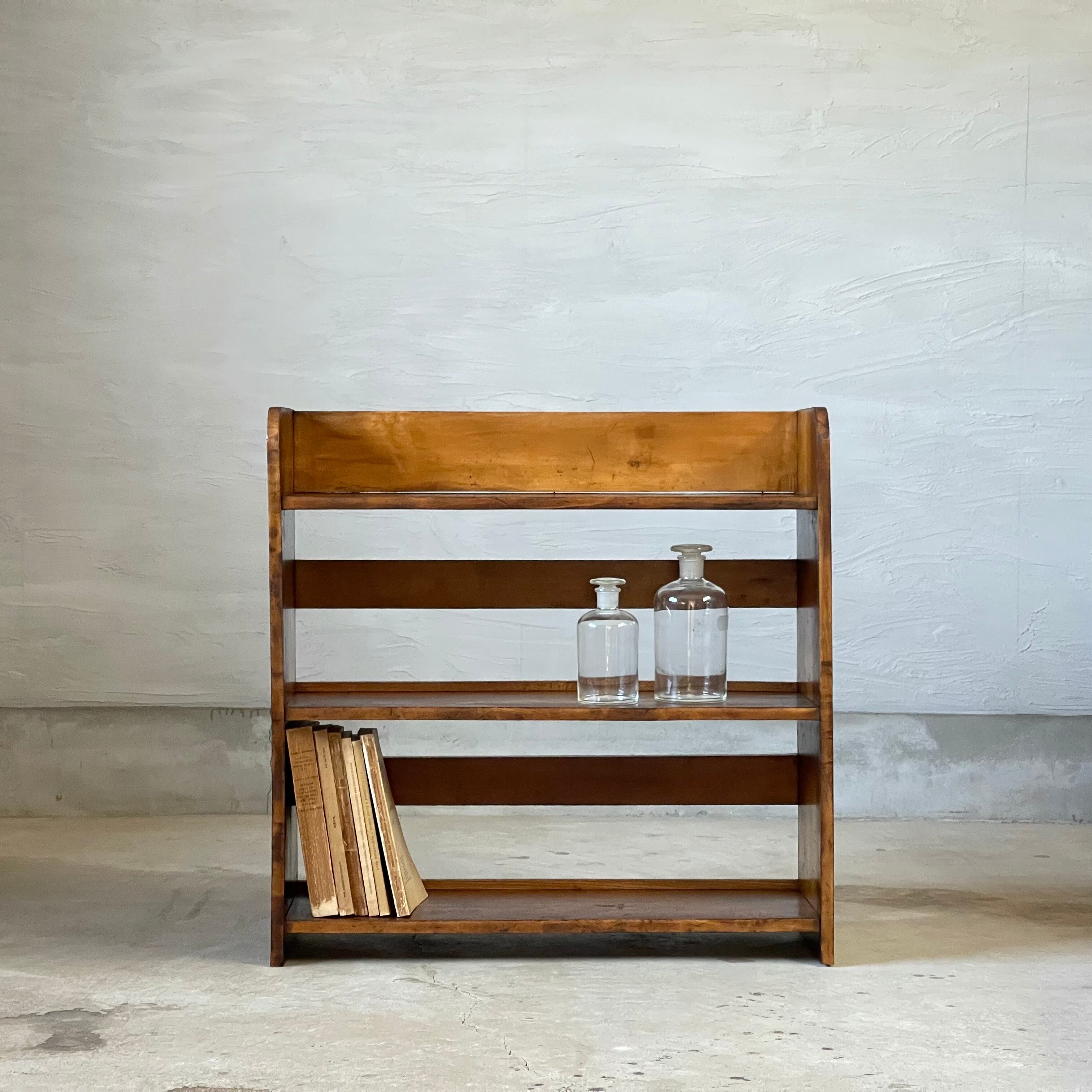 3段のブックシェルフ