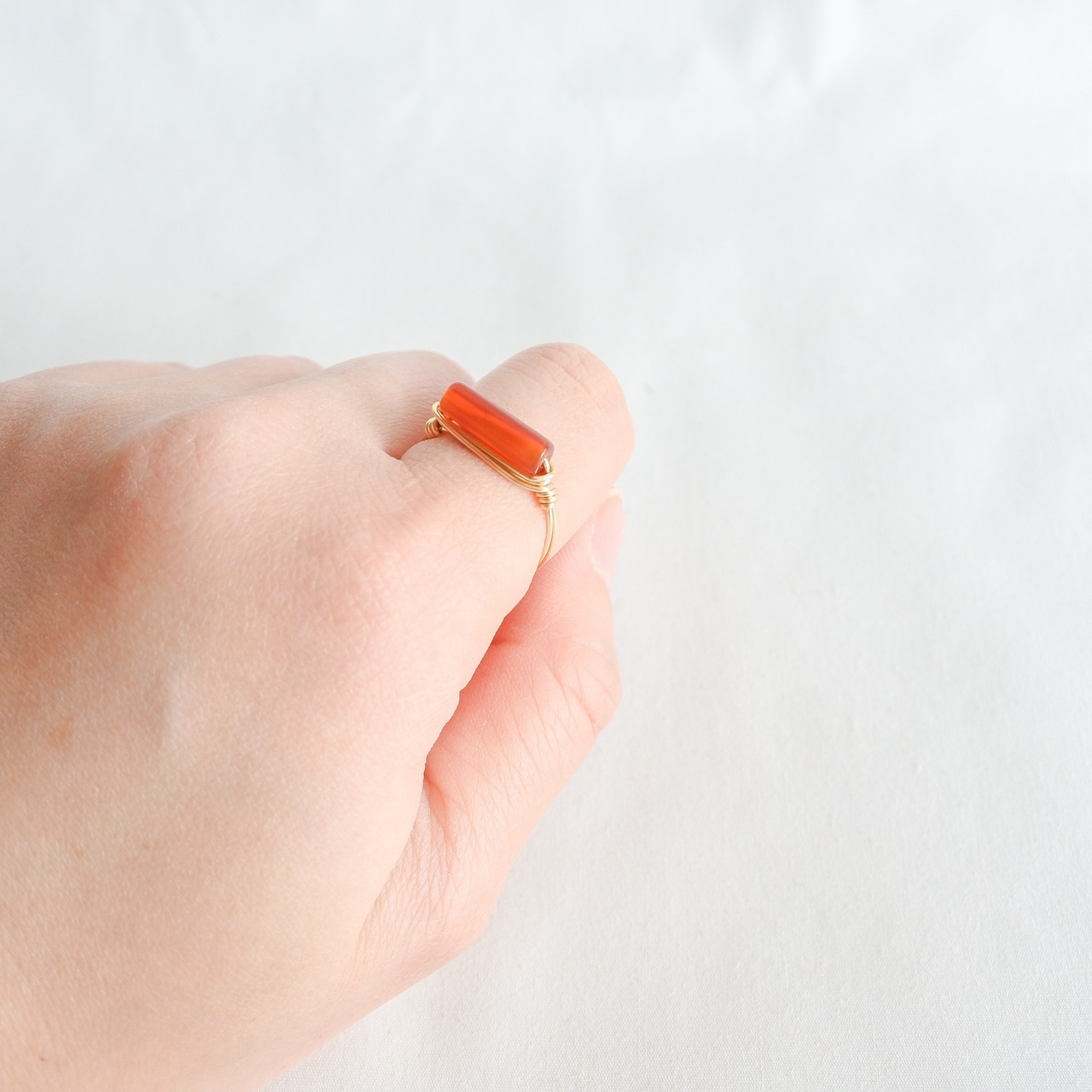 赤メノウ　ほそながい　ゴールドの指輪
