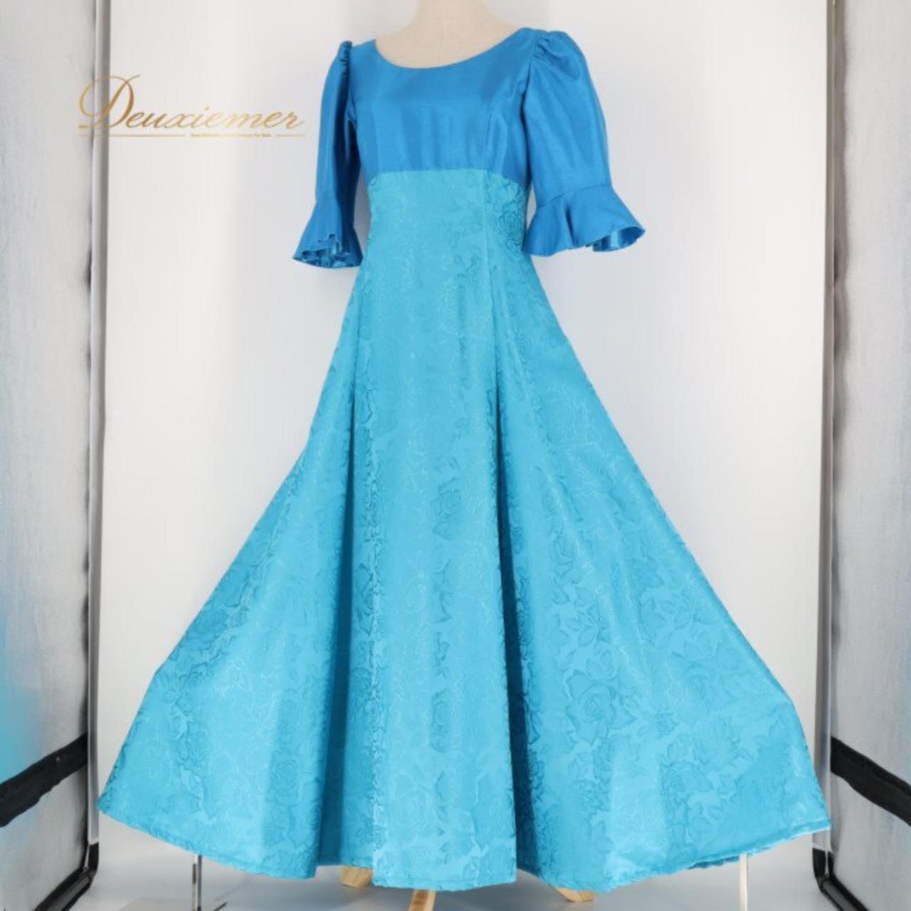 フラダンス 衣装 ワンピース ドレス ブルー系 マーメイドライン エムエムジェイ 日本製 MermaidLine MMJ バラ柄 ロケラニ柄 半袖 光沢 高級感 華やか 鮮やか かわいい おしゃれ 上品 さわやか ダンス衣装 ハワイアンダンス レディース フラ ダンス レッスン 練習 フラワンピース ロケラニ柄ワンピース バラ柄ドレス ブルーワンピース サックスブルー系 水色系 青系 マーメイドドレス マキシ丈 ロング丈 半袖フラ衣装 フレアスカート 光沢生地 上品デザイン きれいめ フォーマル