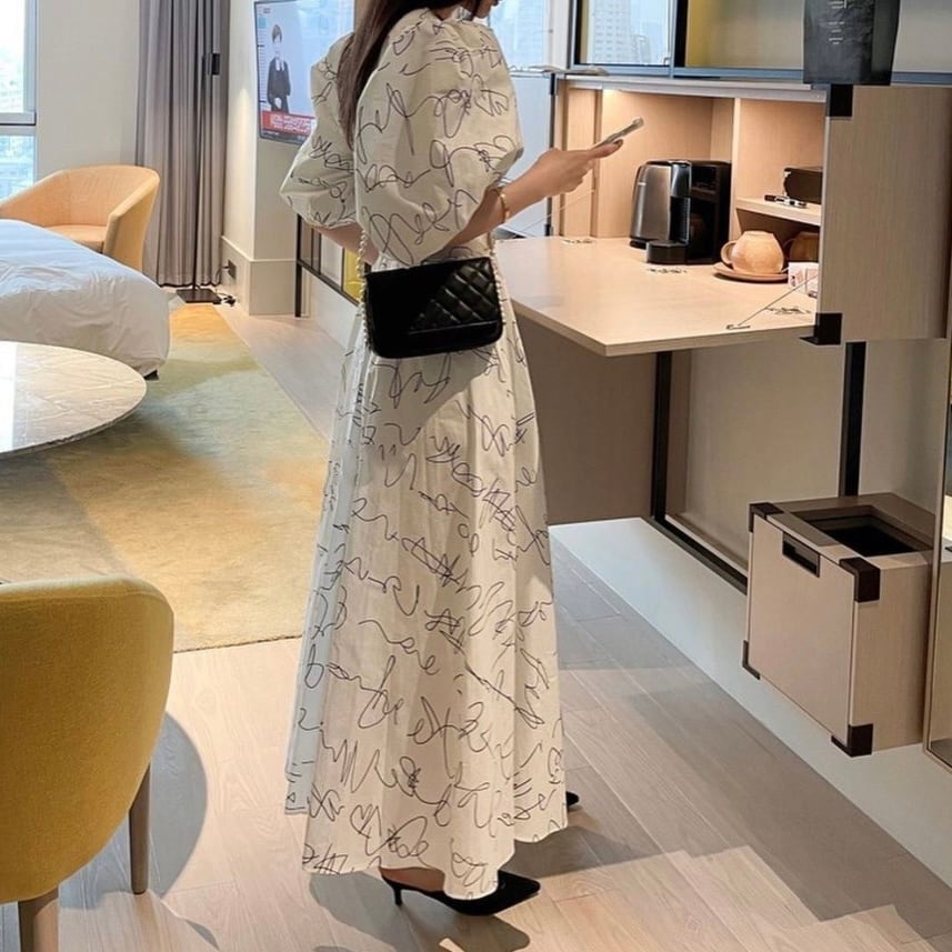 Aラインロング丈ホワイトワンピース ブラックラインデザイン | DRESSNISTA