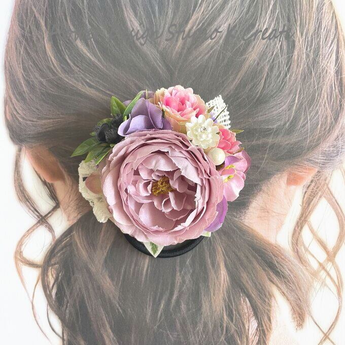 モーブピンクの薔薇のヘアゴム　お花　ヘアゴム　薔薇　バラ　ヘアゴム　パール　髪飾り　ビジュー　アジサイ