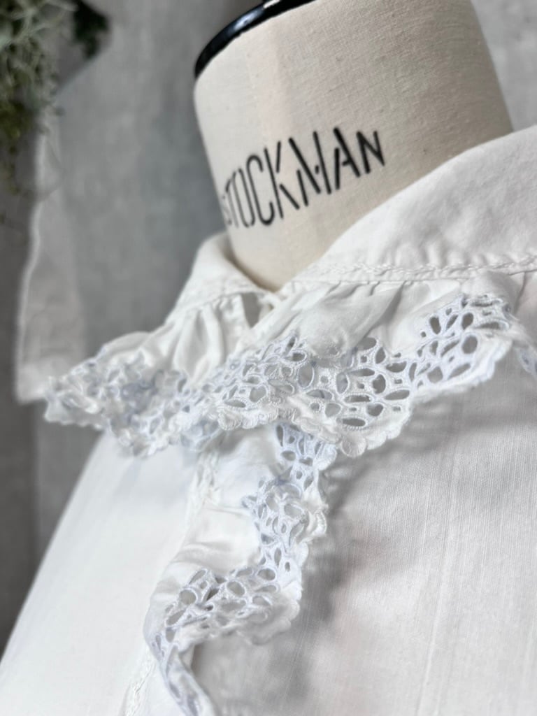 1900年代初頭 フランス フリルの刺繍がうっすら水色の珍しい