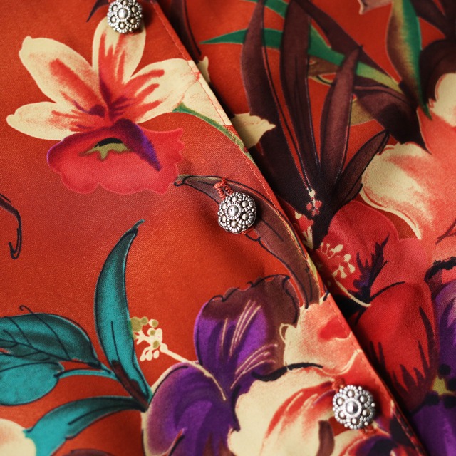 flower art pattern and gold button loose shirt