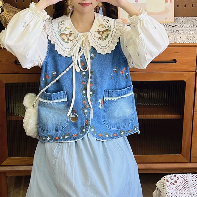 フラワー刺繍入りVネックデニムベスト W1436