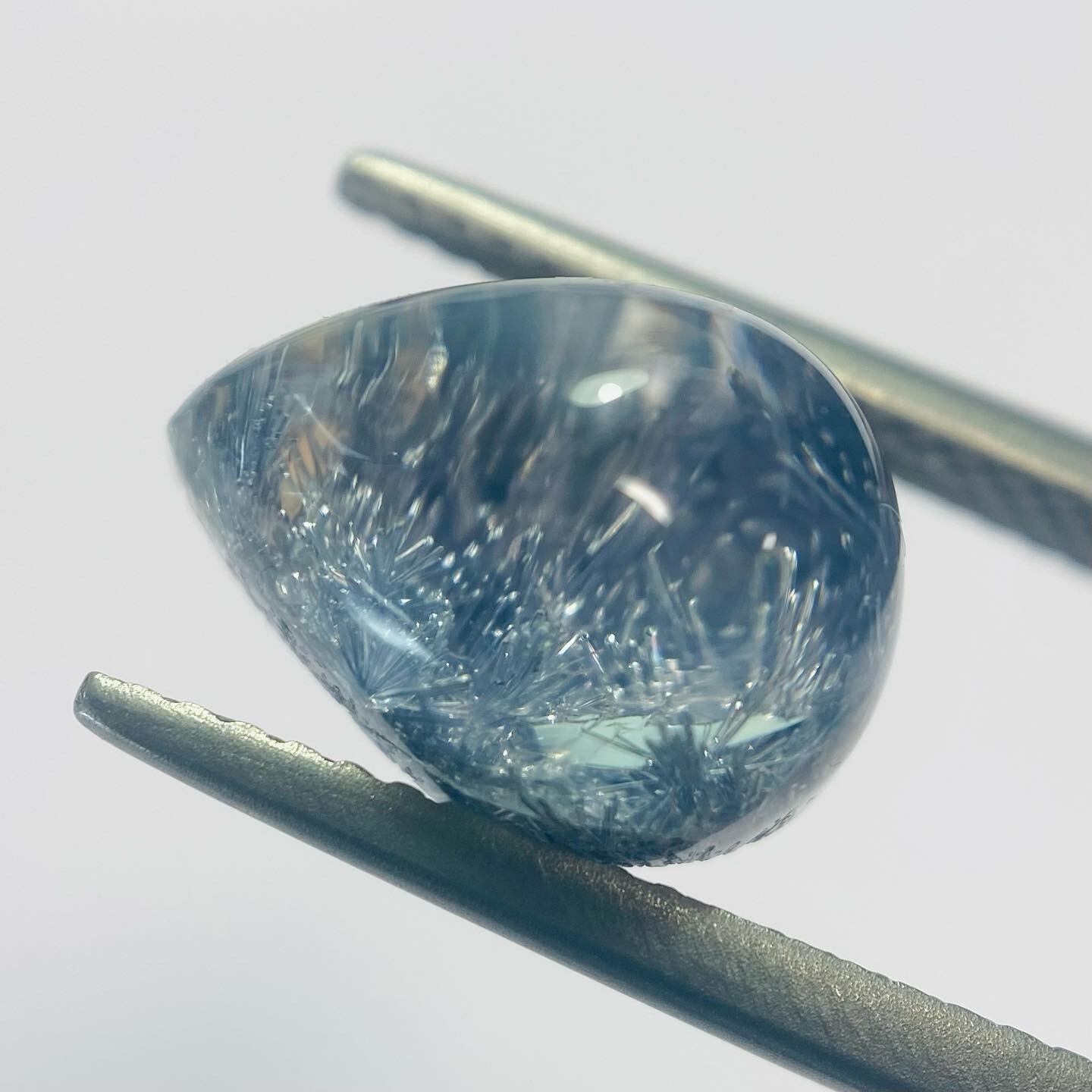 舞う　デュモルチェライトインクオーツ