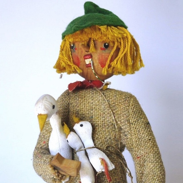 ガチョウを抱いた少年 ニルスのふしぎな旅  木製人形