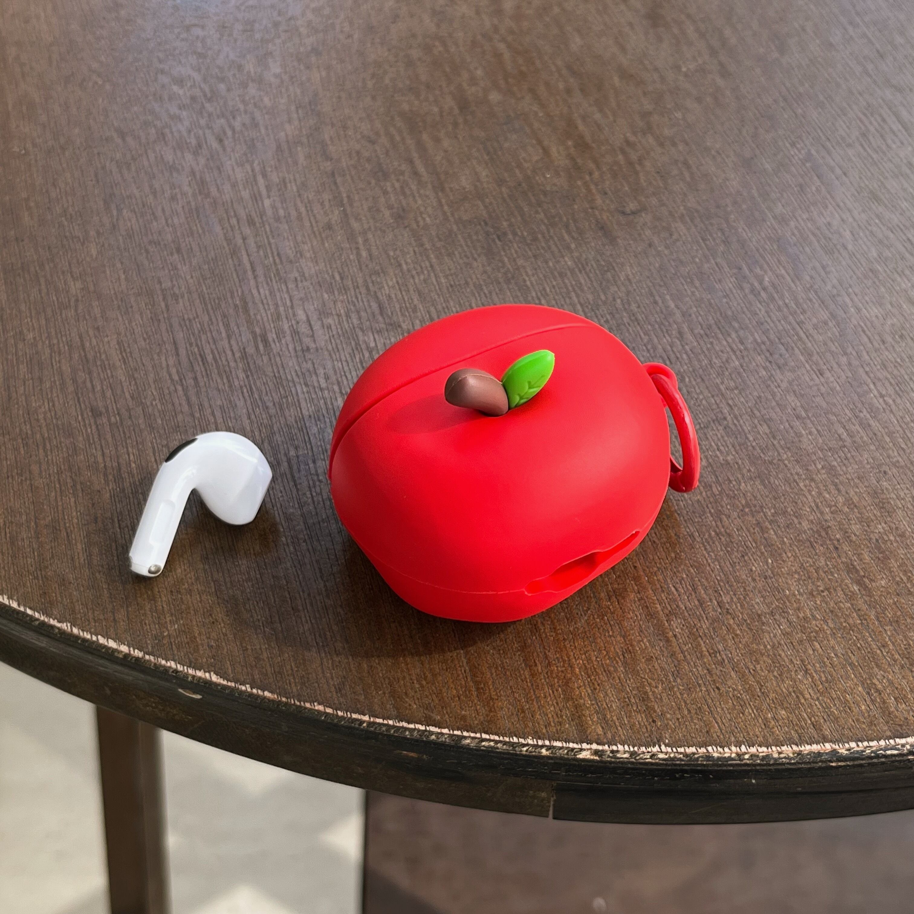 最新 AirPods Pro3 / AirPods4対応 赤りんご AirPodsケース カラビナ
