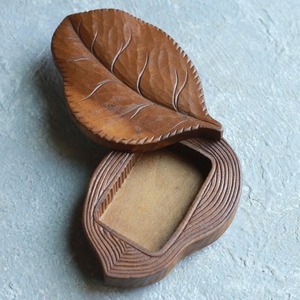木の温もりを感じる、葉っぱの小物入れ｜木彫り 葉っぱモチーフ 小物入れ ヴィンテージ