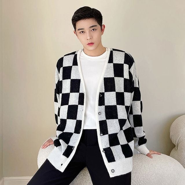【予約販売】カーディガン ニット メンズ アウター チェッカーフラッグ柄 チェック柄 モノトーン カジュアル シック 総柄 男前 こなれ感 お洒落 韓国 トレンド 秋 冬 M/L/XL