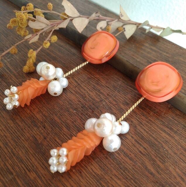 【SALE】オレンジとパールのお花ピアスorイヤリング(vintage botton)