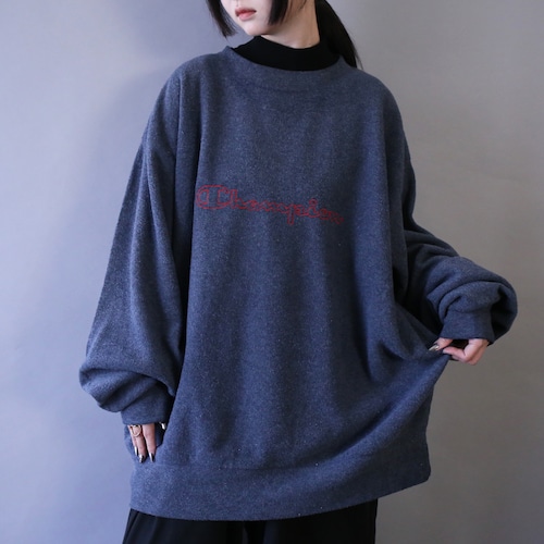 "Champion" 刺繍 front logo design XXL over silhouette fleece pullover