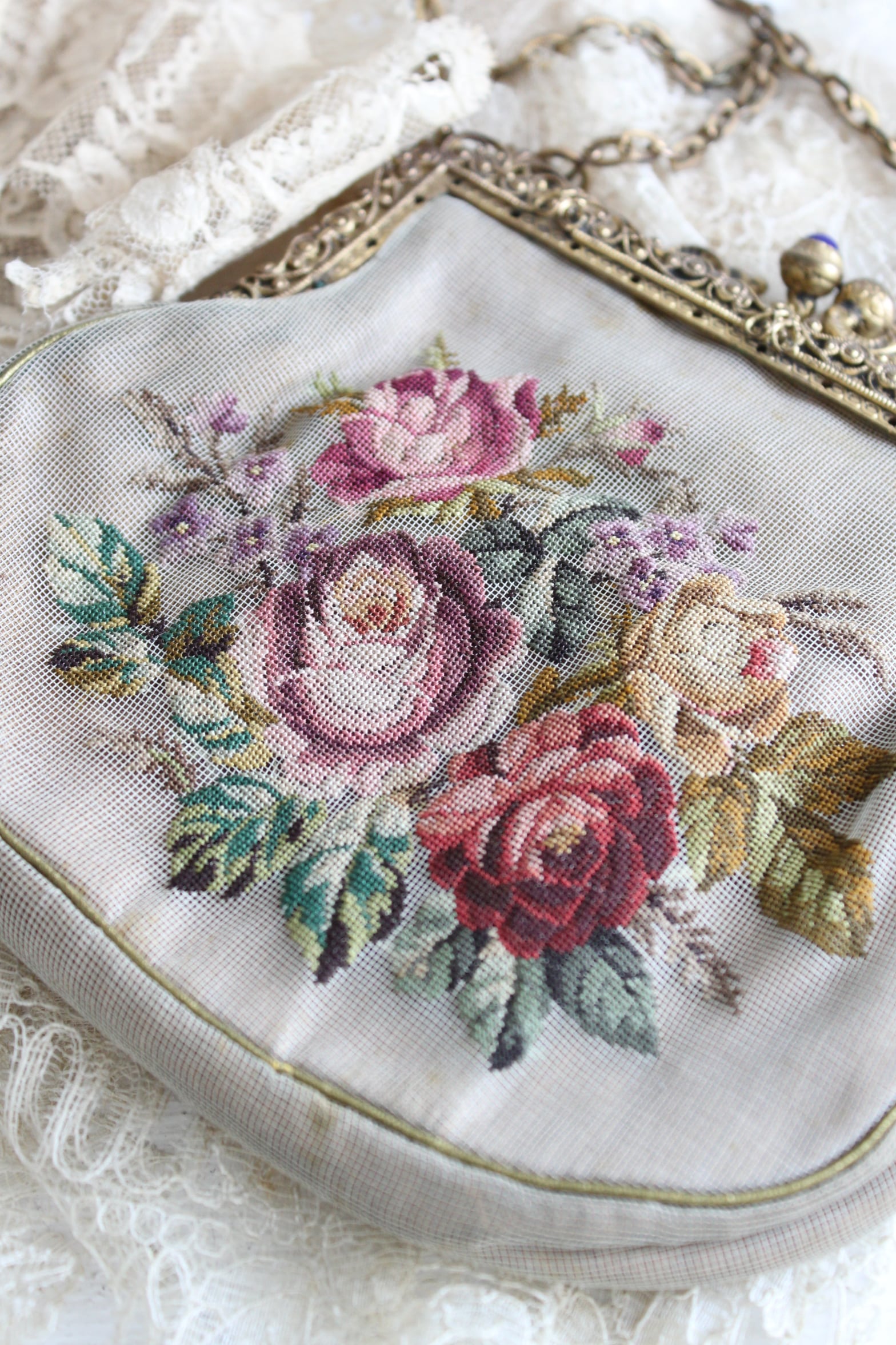 プチポワン調のおしゃれなクッションカバー、花柄の刺繍が華やかな