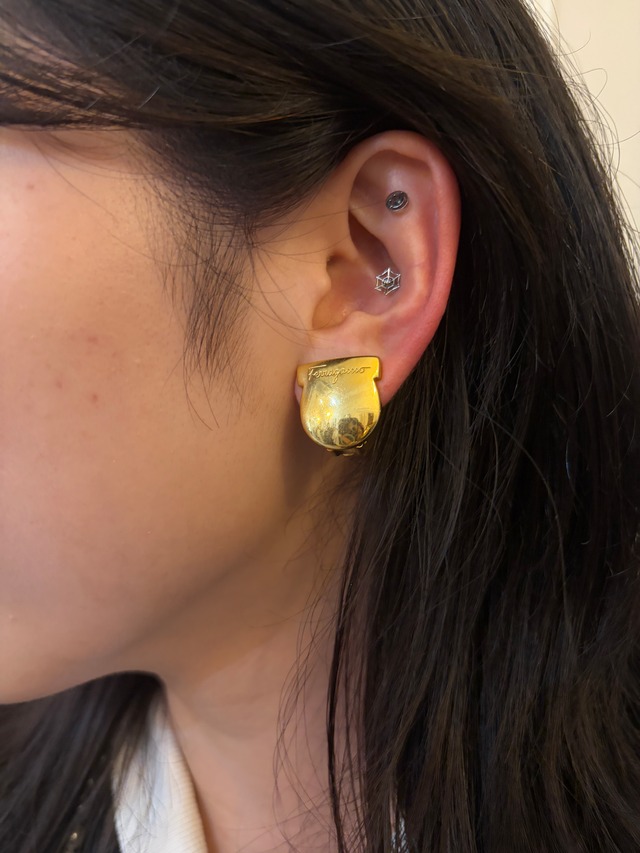 Salvatore Ferragamo/ vintage gancihi gold earring.(o)