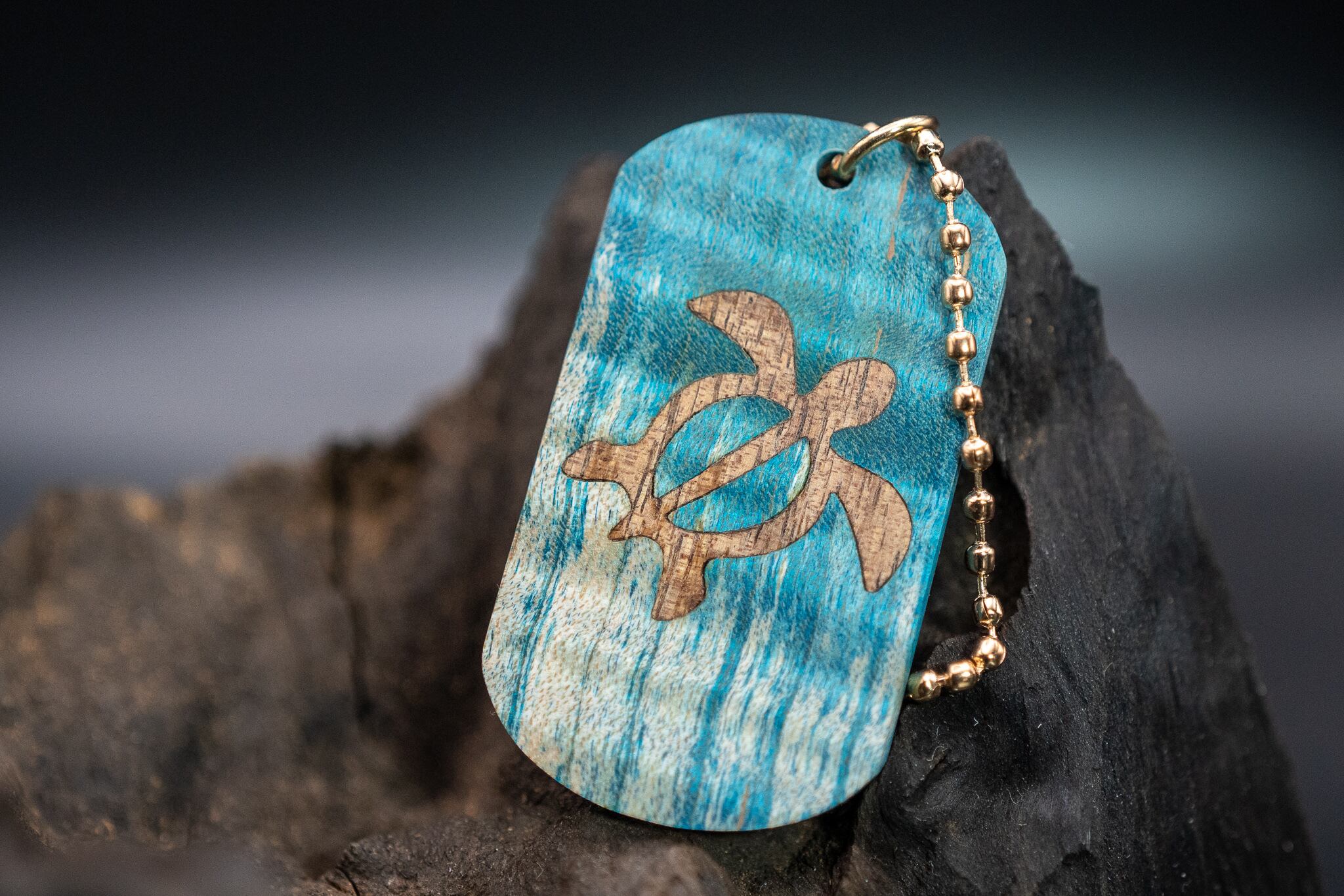 スタビライズドウッド 楓 縮杢 ドッグタグ 象嵌 浅瀬で泳ぐウミガメ