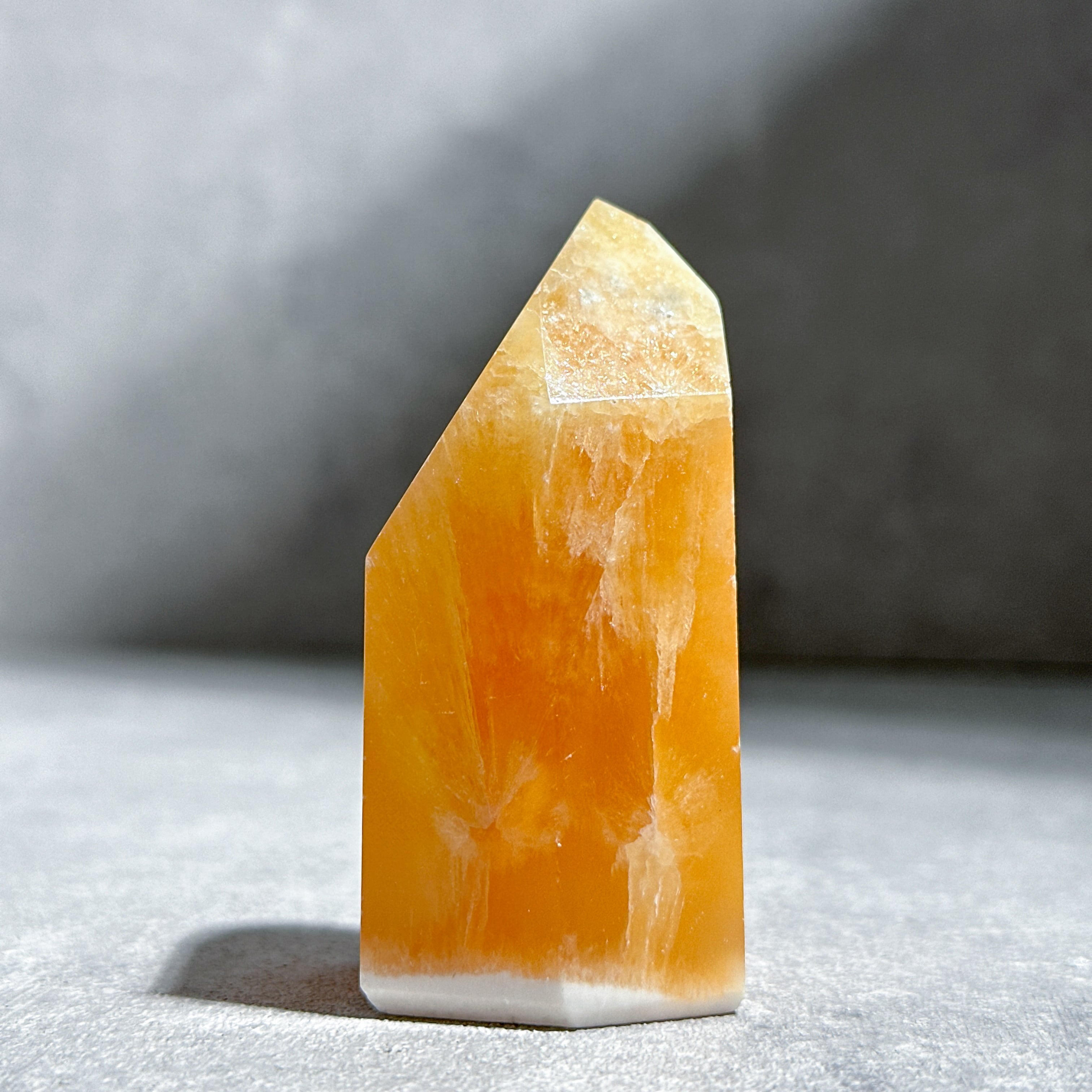 猫と蝶々 オレンジ カルサイト オレンジカルサイト タワー型51◇ Orange Calcite ◇天然石・鉱物