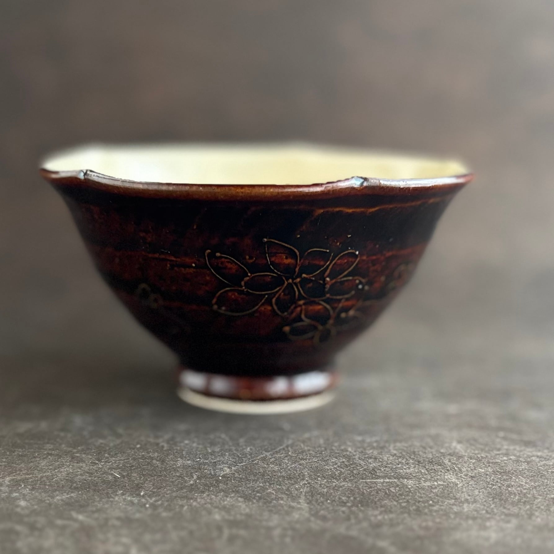 土和のルリエフ　飴釉　お花形ご飯茶碗