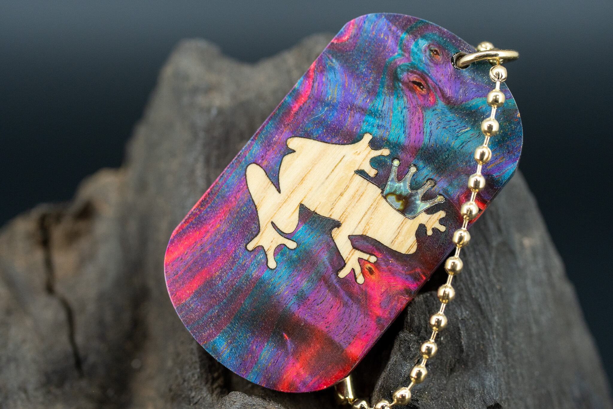 【カナダの象徴】ハードメープル スタビライズウッド ドッグタグ 象嵌 カエルの王様