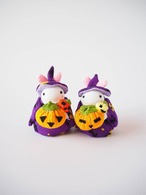 大小２つのおばけカボチャを抱えたハロウィンうさちゃん