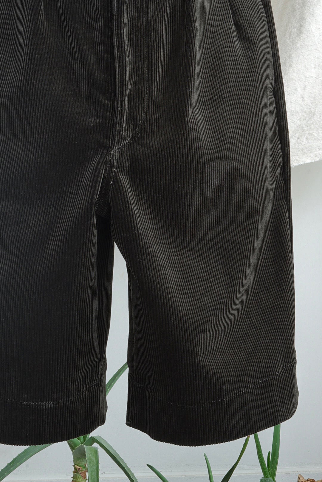 TUKI - 原田服飾研究所 - CORDUROY WIDE SHORTS / O.D | Brownie