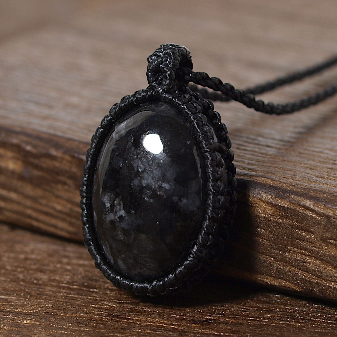 一点物】黒翡翠のオーバルルースを包み込んだマクラメネックレスNo.3