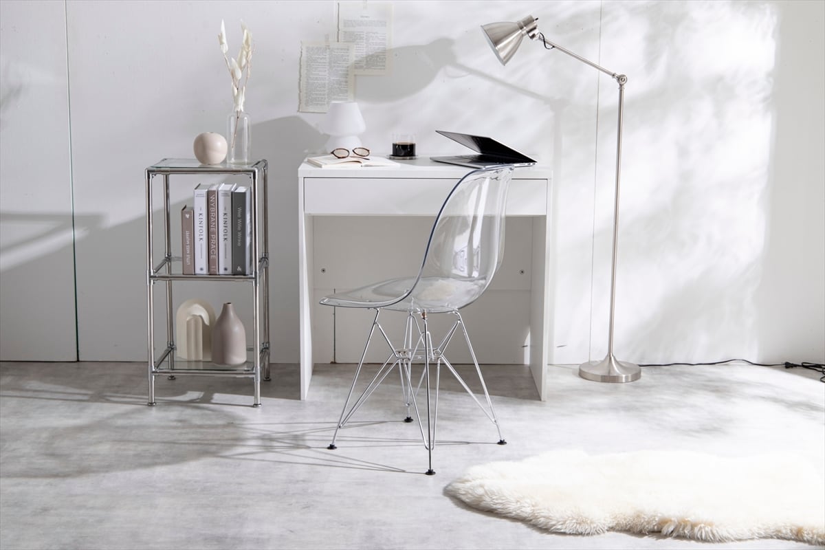 透明感が高く美しい座面と背もたれそしてシルバーフレームの組み合わせ