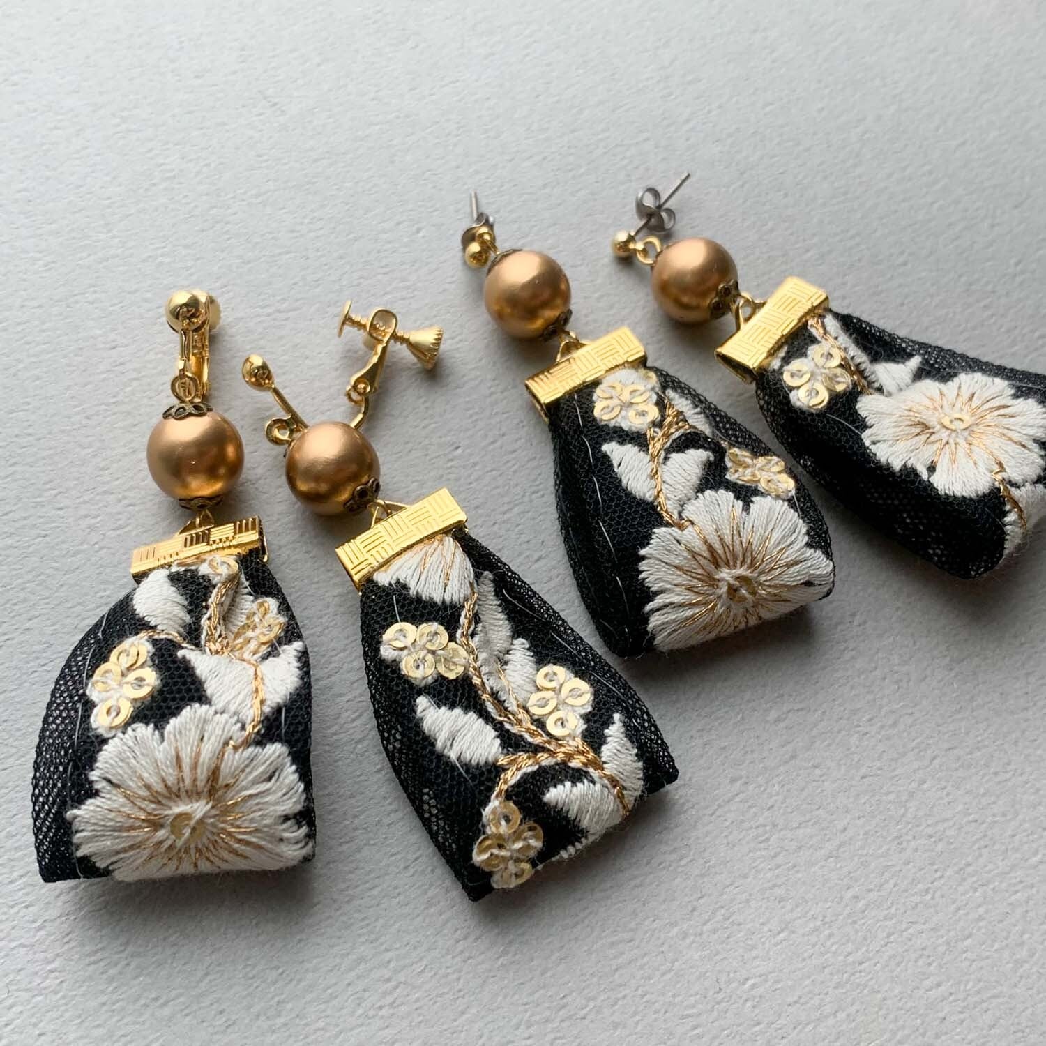 モノトーン刺繍リボンのシックな〈ピアス/イヤリング〉 | Dua