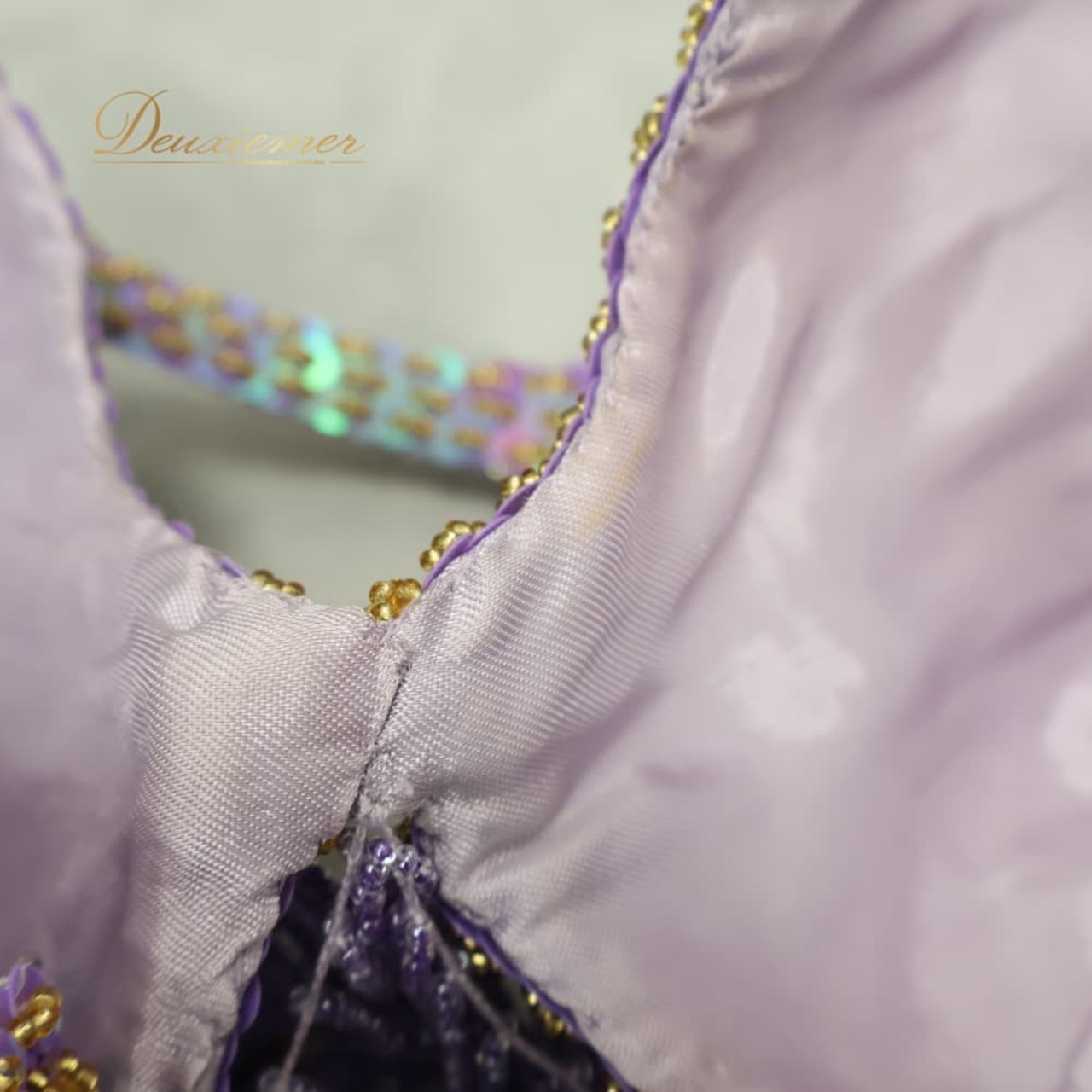 ベリーダンス オリエンタル 衣装 上下セット パープル系 トップス スカート ベルト チョーカー ベール アーム 紫 金 フリンジ 淡い 装飾 豪華 アーム飾り 腕飾り かわいい スリット 華やか ダンス衣装 イベント ステージ