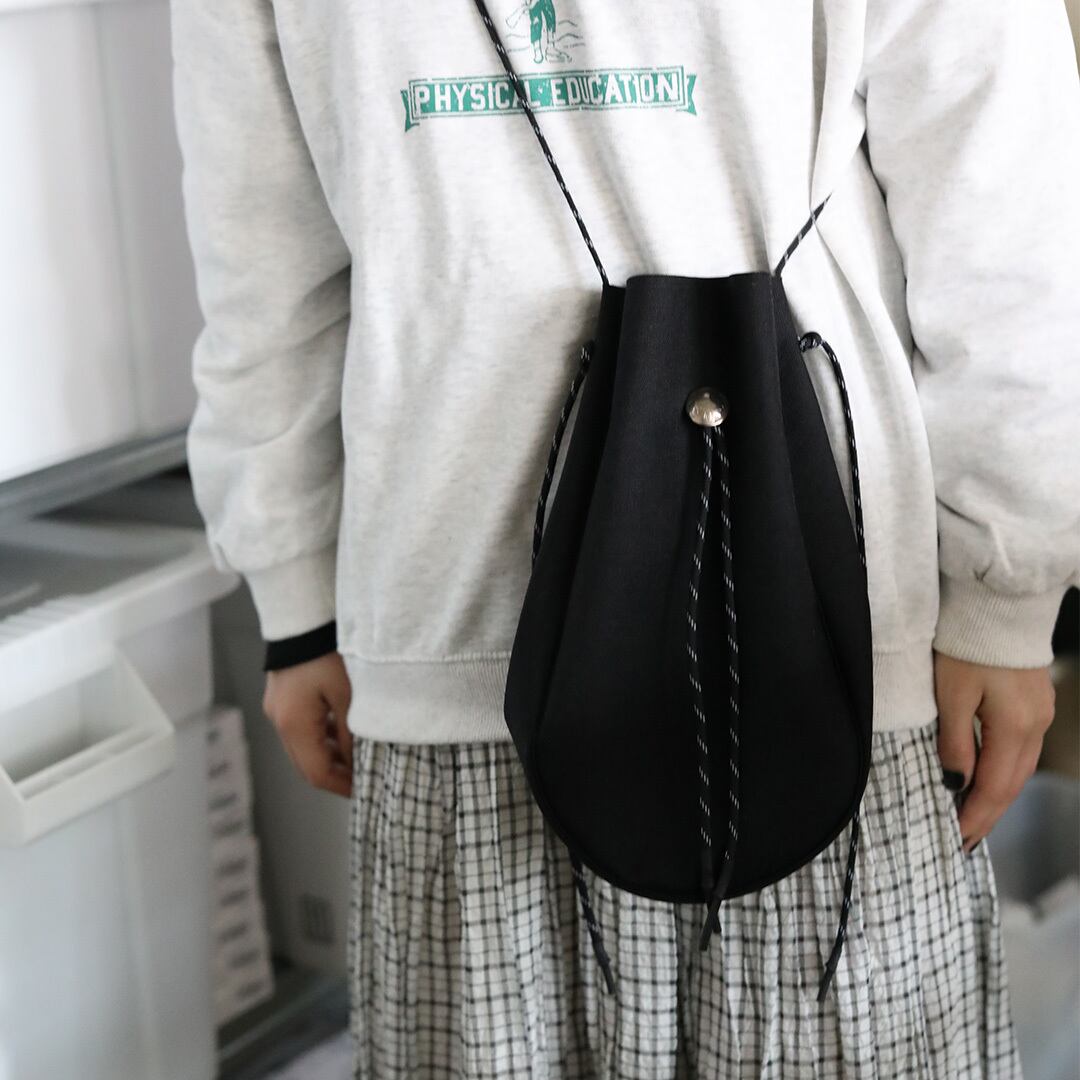 吉岡衣料店 drawstring bag (サコッシュ)【Lサイズ】concho 【BLACK