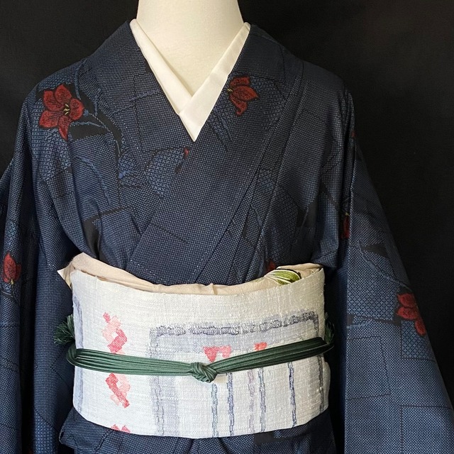 色紙に赤い花模様の大島紬〉SALE 黒に近い濃紺 仕付け付き未使用品 