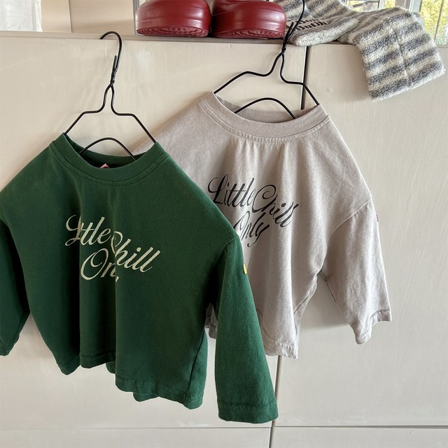 英字プリントロングTシャツ（2色展開）ADBB｜トップス ドロップショルダー｜幼稚園 保育園 小学生｜通園 通学 普段着｜韓国子供服｜男の子 女の子｜80-130cm｜2026秋服 ［取寄］