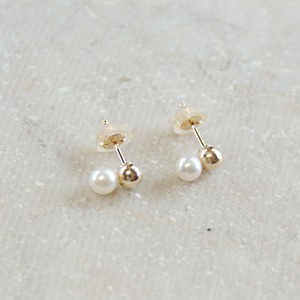 14Kgf・Small(Gold＆Pearl)のスタッドピアス（重ね合わせ）