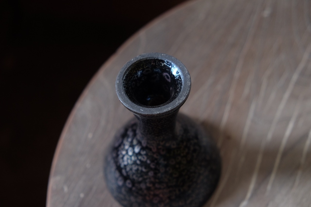蓬莱鉄耀馬上盃/卯一　Horai Iron-Grazed Oil-spot high-stemmed sake cup/Uichi