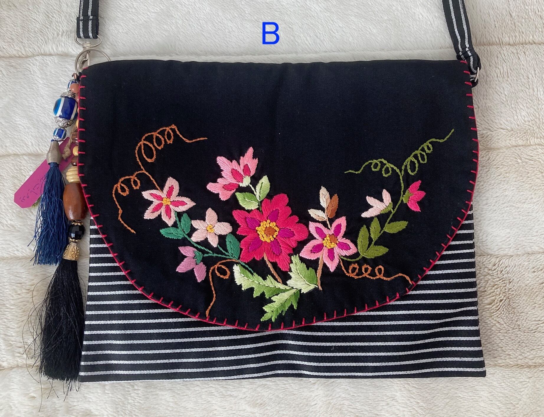 手刺繍と手縫いのショルダーバッグ　大きな株➕ 世界中の子供達 手刺繍と手縫いのショルダーバッグ大きな株➕ 世界中の子供達