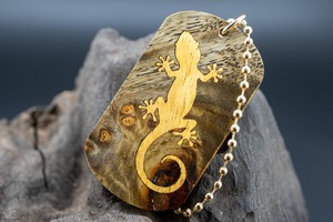 【カナダの象徴】ハードメープル 瘤杢 スタビライズウッド ドッグタグ 象嵌 木登りトカゲ