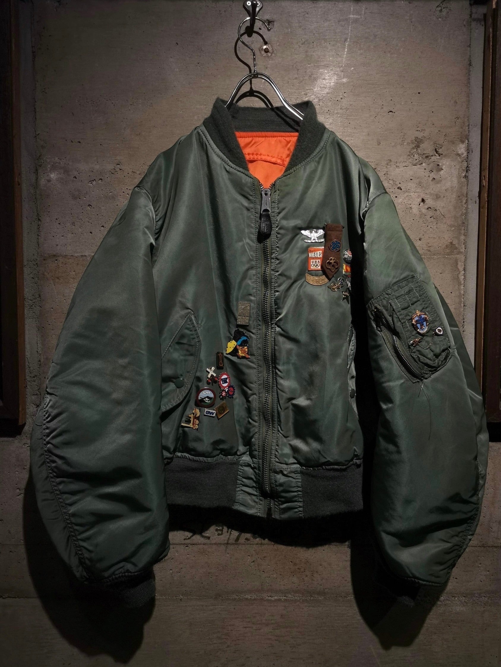 Caka】“ALPHA INDUSTRIES” Vintage Pins Custom MA-1 Flight Jacket