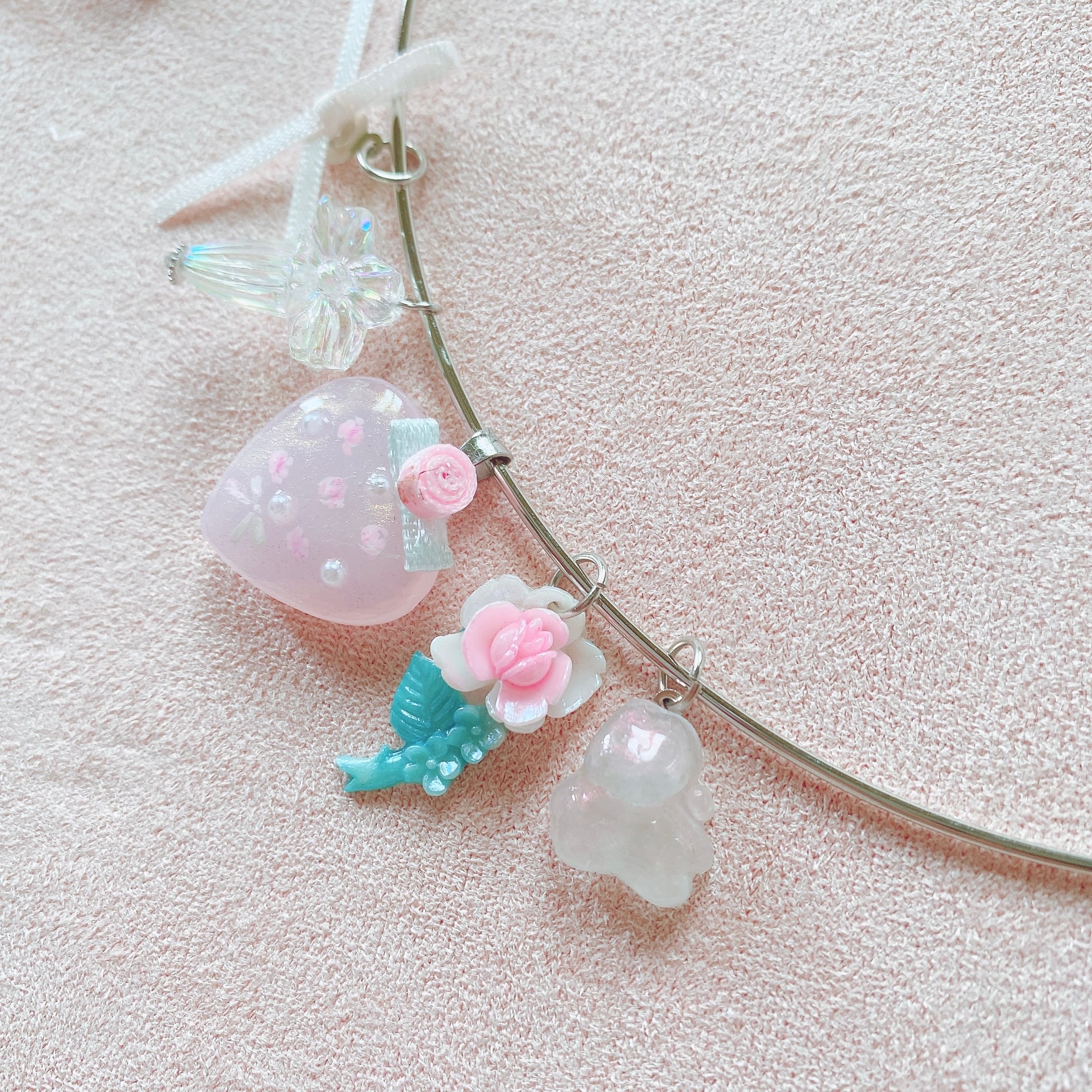 シルバーチョーカー　花とうさぎ