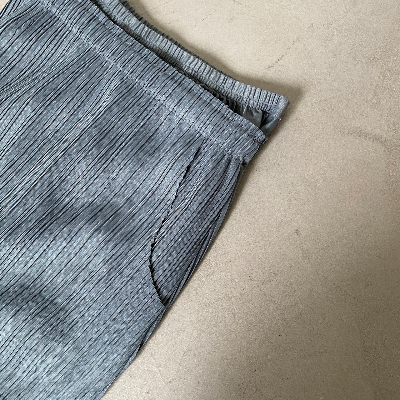 【受注予約：7月中旬入荷予定】pleated 【SK】/gray