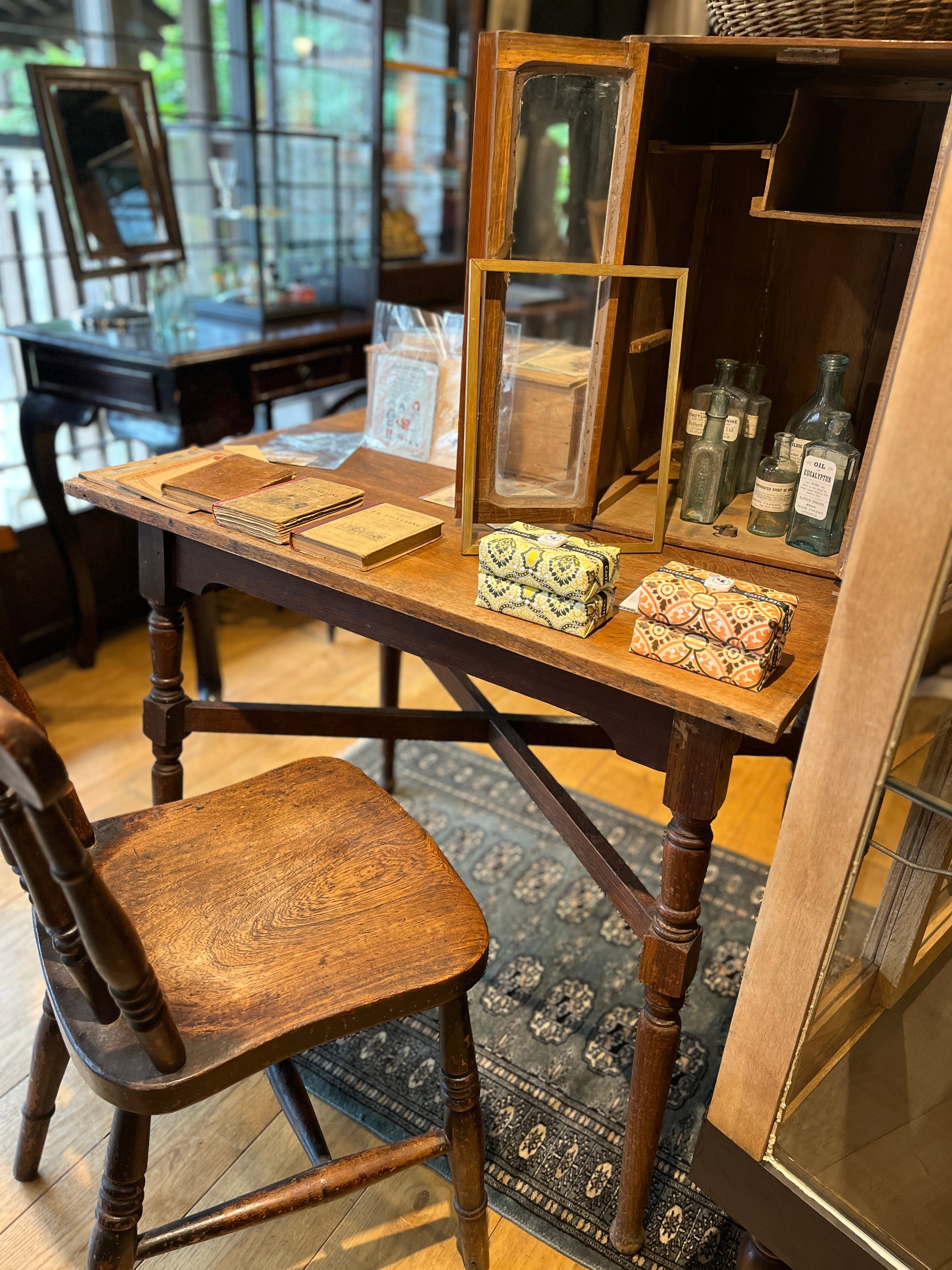 Table / England＜アンティークテーブル・イギリス家具・木製テーブル