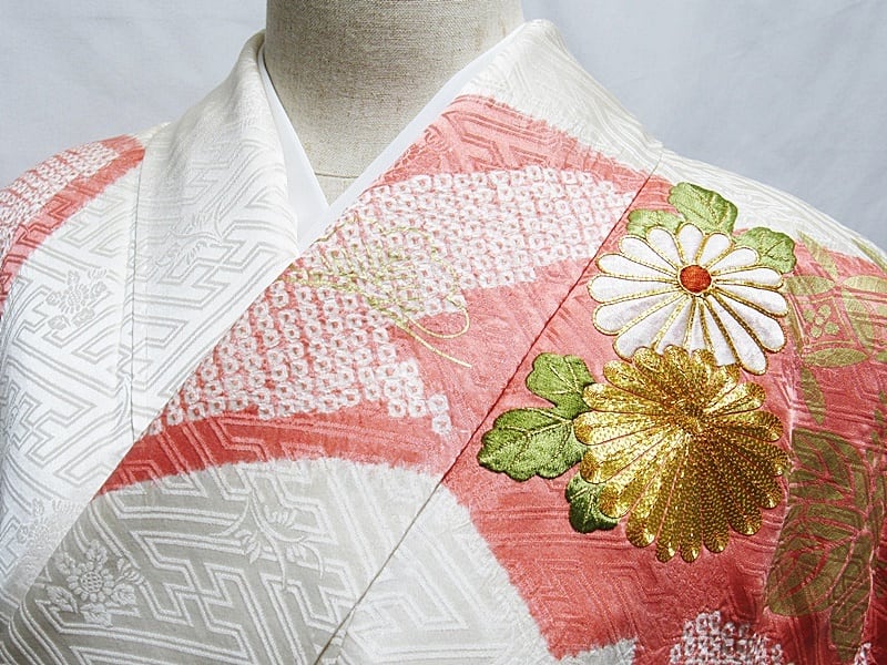 【振袖】 未使用 仕付け 疋田絞り 正絹 綸子 刺繍 金駒 地紙に菊 桐 159cm前後【美品】お薦めです | kimonoアン powered by  BASE