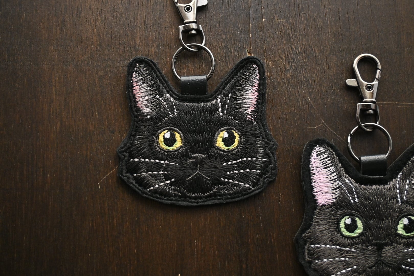 黒とグレーの猫ちゃんキーホルダー【長毛】 | 猫と暮らす洋裁店