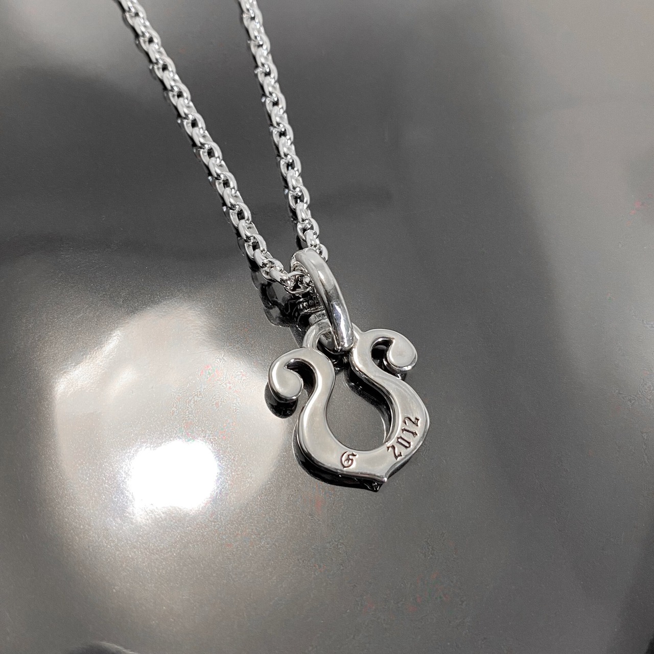 RHYTHMIC HORSESHOE with EMERALD NECKLACE / リズミックホースシュー・エメラルドネックレス