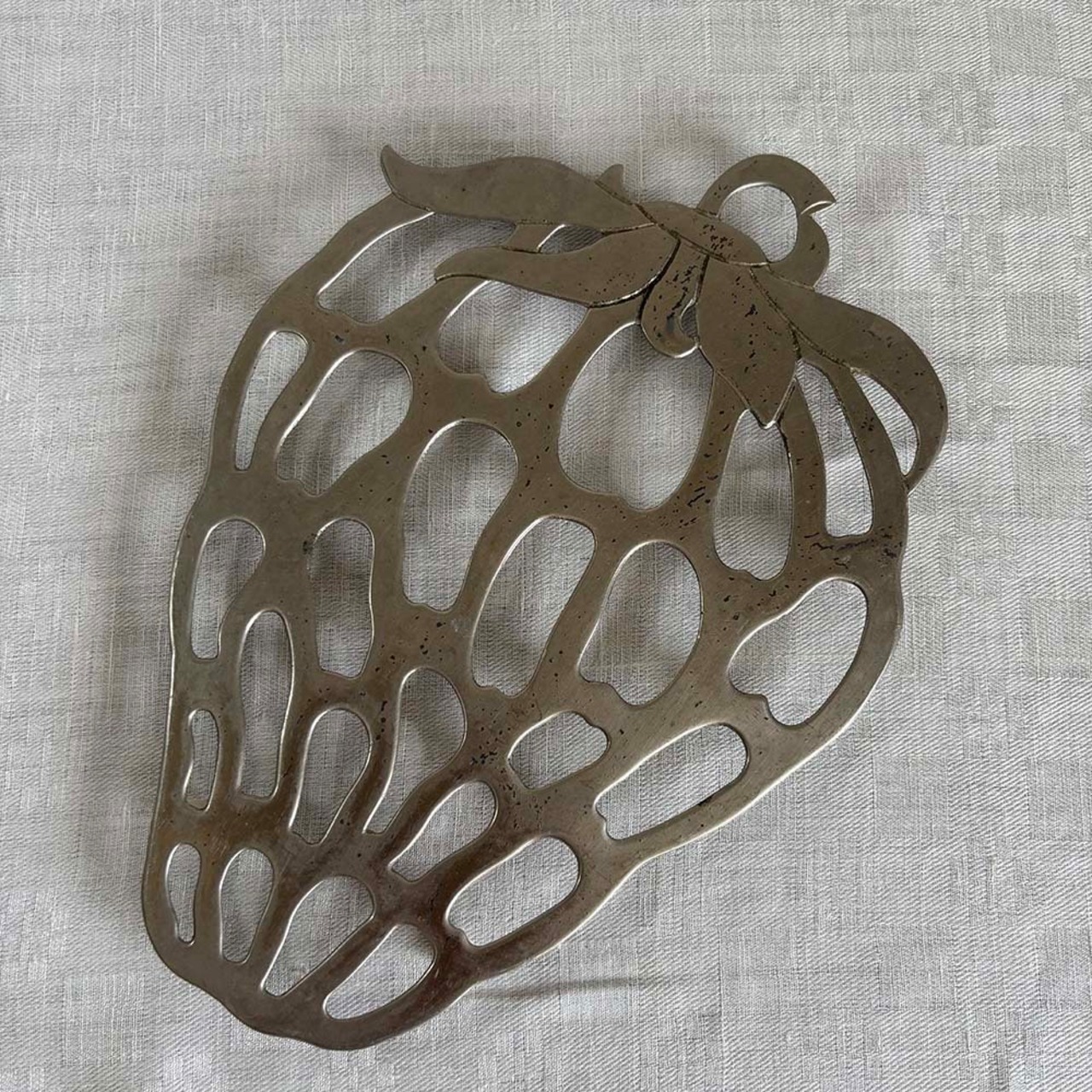 鍋敷き　いちご型　シルバープレート　イタリア製レナード　トリベット　壁掛け　キッチンインテリア　12kweh3