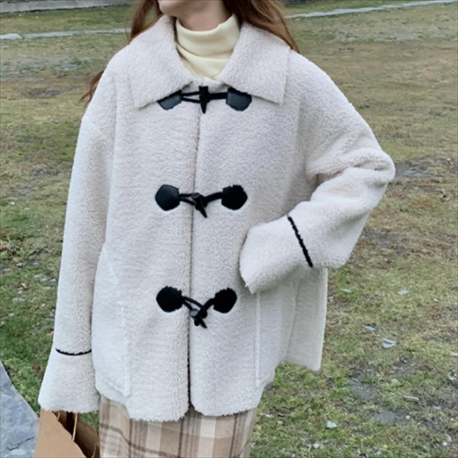 ダッフルコート ショート丈 無地 カジュアル系 フェミニン 大人可愛い シンプルデザイン ボア もこもこ ふわふわ 冬 お出かけ 街角のカフェテラス