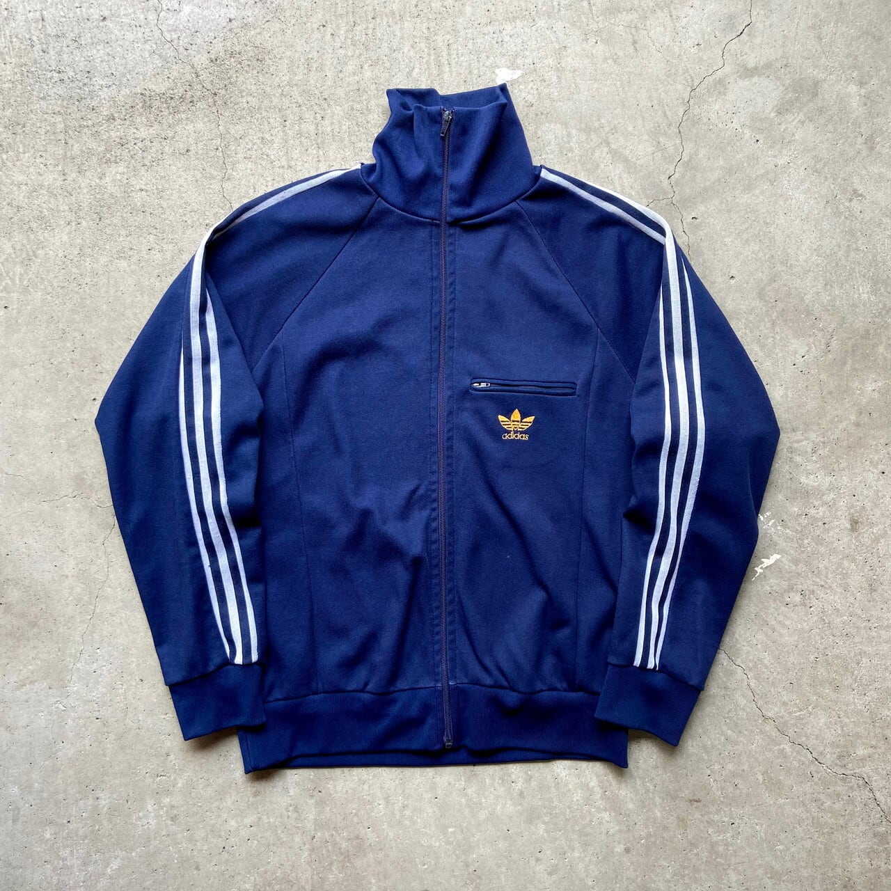 70〜80年代 フランス製 VENTEX社製 adidas アディダス 金ロゴ ジャージ トラックジャケット メンズL相当 古着 70s 80s  ヴィンテージ ビンテージ 胸ポケット ハイネック 袖ライン トレフォイルロゴ 刺繍 ネイビー 紺色【ジャージ・トラックジャケット】【AL2109】 |  ...