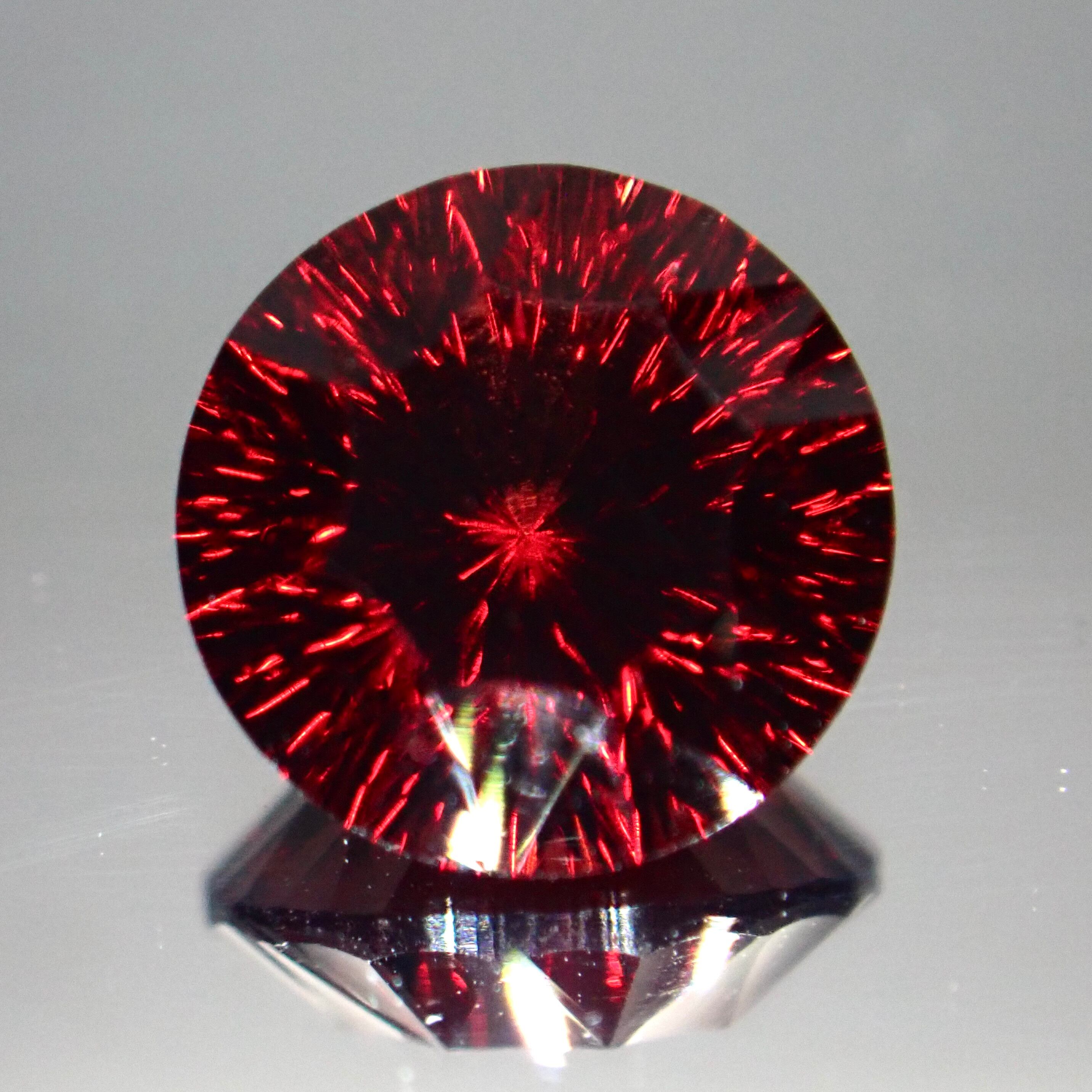 【Radiant Kiriko Cut®︎】情熱の赤、命を宿す宝石 天然ガーネット