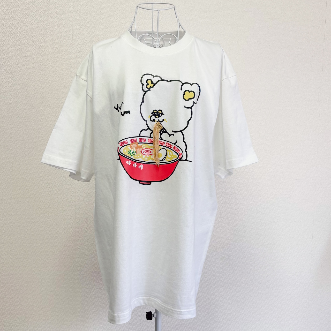 【Yum! Yum! ラーメン大好き！】Hoooさん フリンジ刺繍 ラーメンTシャツ - 3