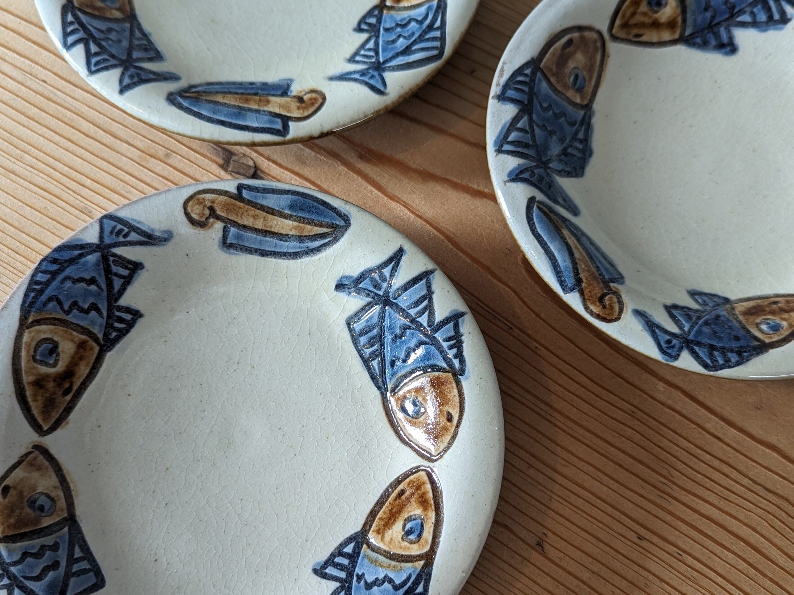 やちむん 皿5寸（魚紋・2色） | ノモ陶器製作所 | inoya | Basic Life