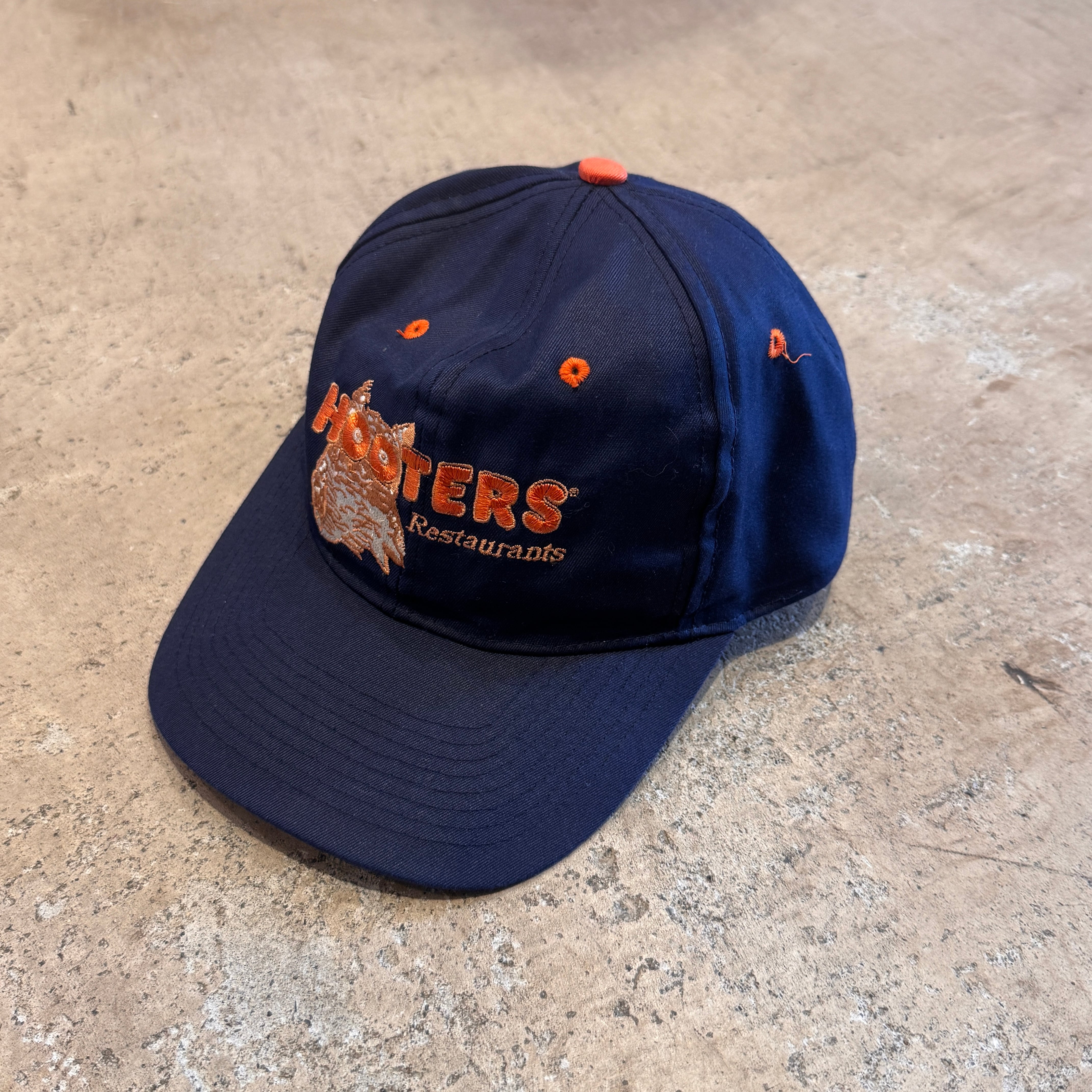 スーパー激レアUSA製デッドストックHOOTERS フーターズトラッカーキャップ Trucker Hat USA（トラッカーハットユーエスエー）の通販｜RAWDRIP